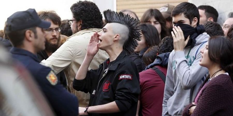 Okupas reunidos en la calle