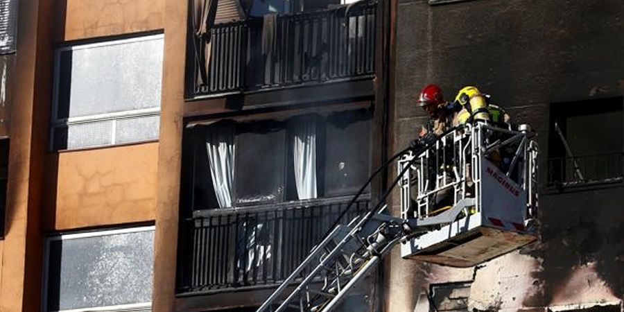 Incendio provocado en la planta baja del edificio por un grupo de okupas