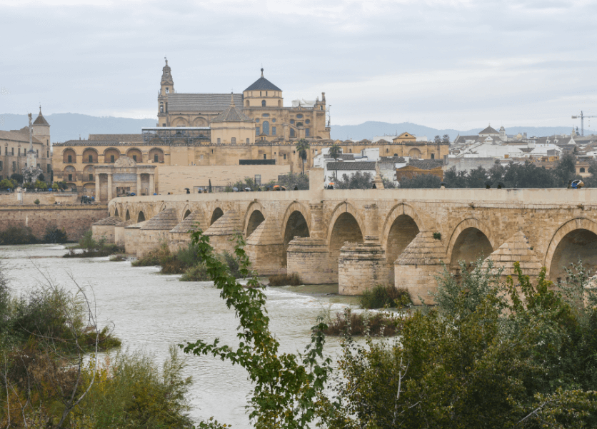 Vista del puente romano sobre el río Guadalquivir y la ciudad de Córdoba