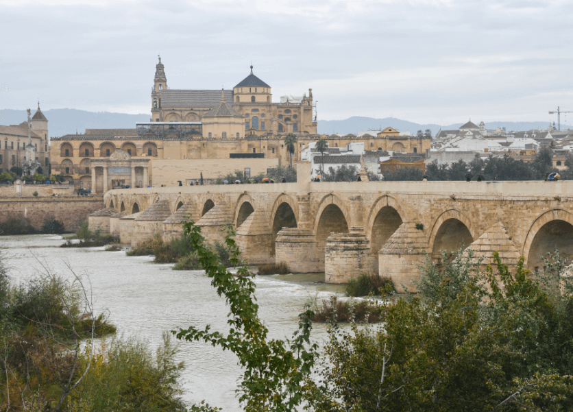 Vista del puente romano sobre el río Guadalquivir y la ciudad de Córdoba Vista del puente romano sobre el río Guadalquivir y la ciudad de Córdoba