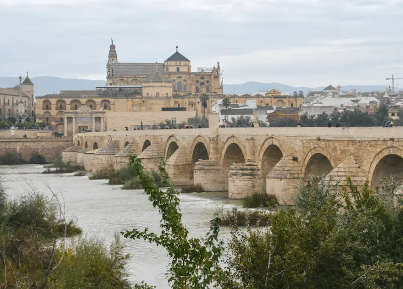 Vista del puente romano sobre el río Guadalquivir y la ciudad de Córdoba Vista del puente romano sobre el río Guadalquivir y la ciudad de Córdoba